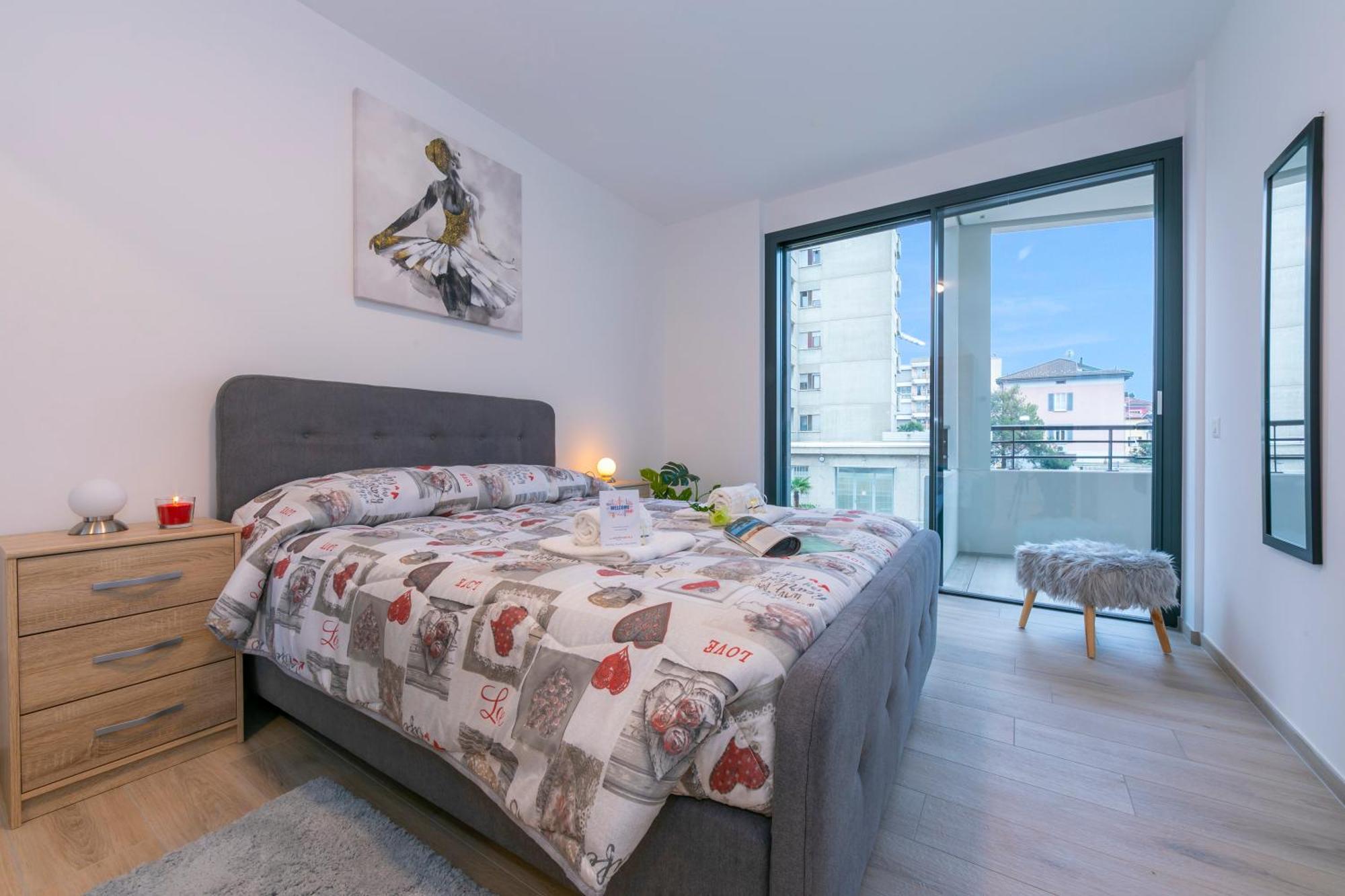 Apartment Enchanted - Happy *